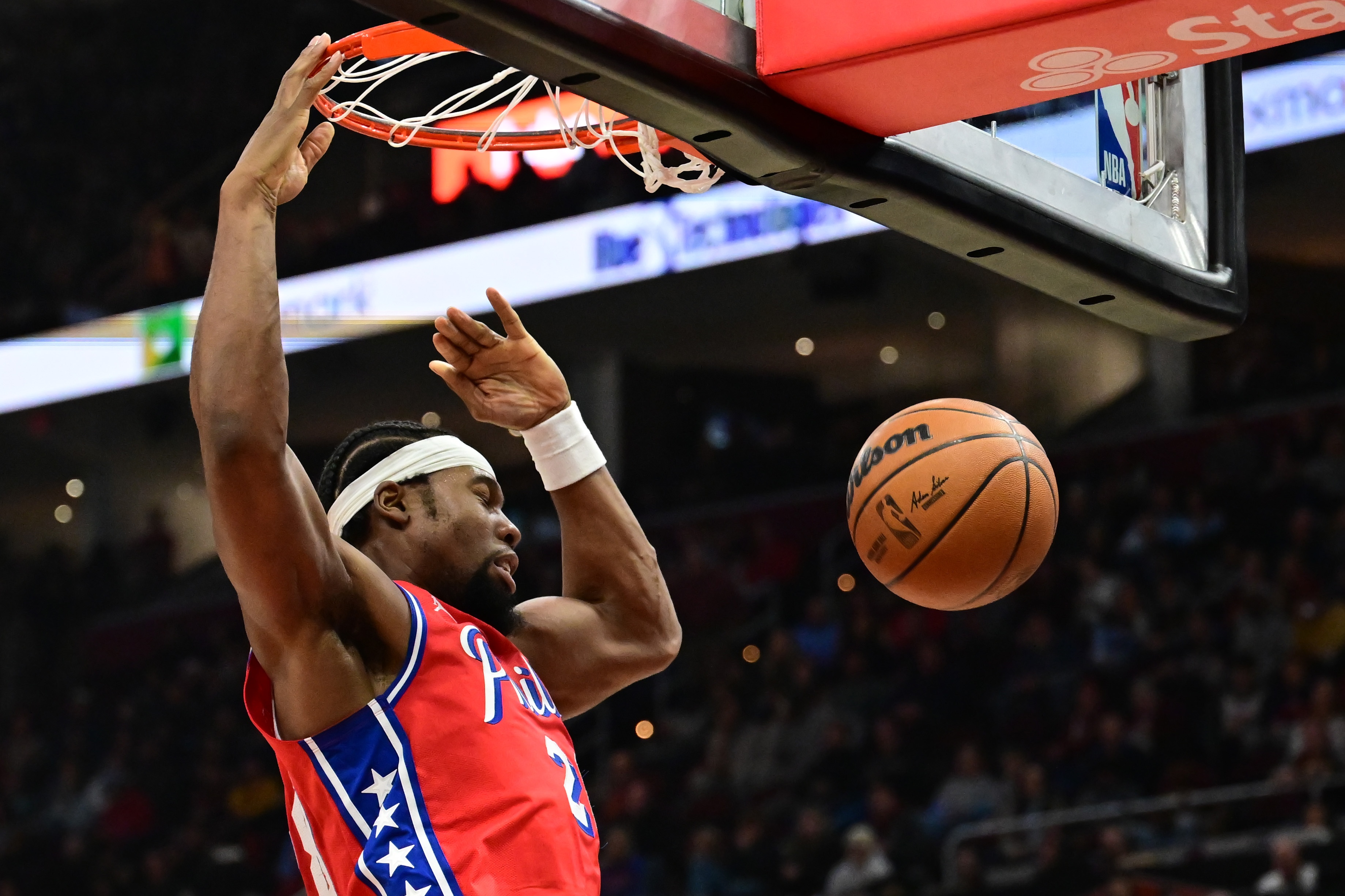 说一个此前NBA生涯不顺但重回联盟后表现出色的球员